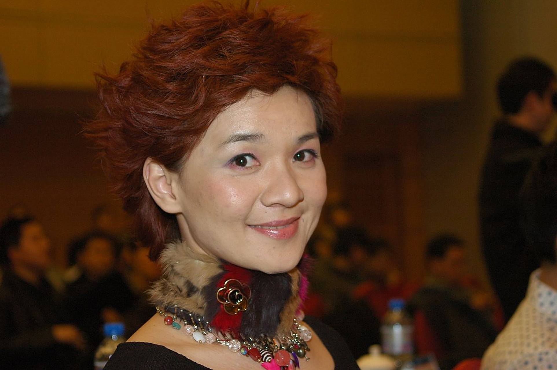 柯以敏直播卖课程被粉丝骂到流眼泪, 甚至生气的她直接报警要找出粉丝