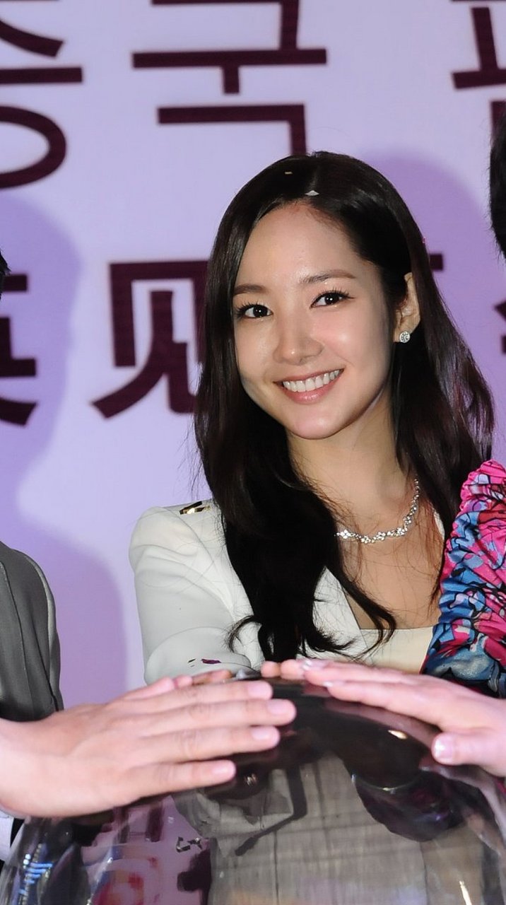 今天d社曝光了韩国演员朴敏英的恋情,圈外男友是一个富豪,曾因诈骗罪