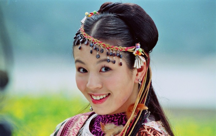 刘品言饰演阿奴,她如人间精灵,调皮活泼.