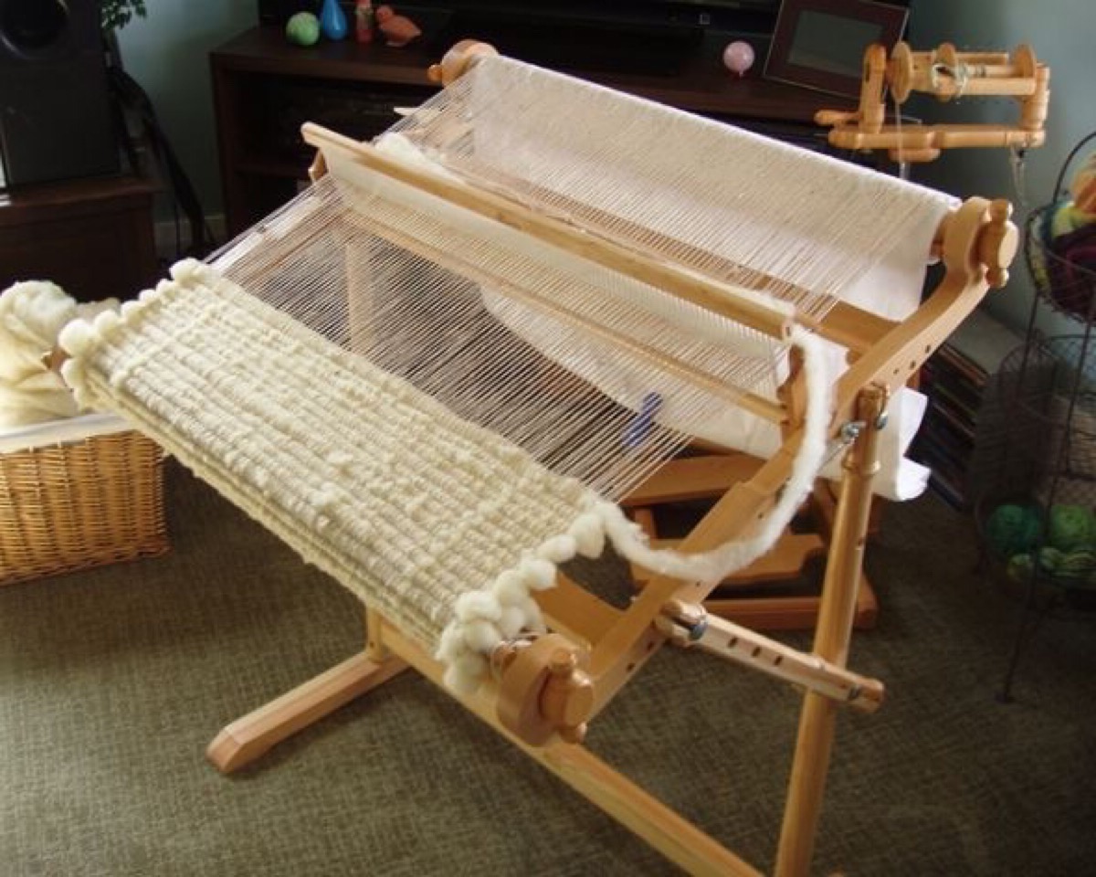 手工纺织纺线织布机,满满的艺术感!