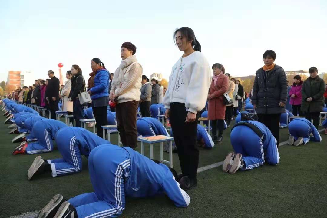 新京报讯(记者 刘名洋)河南沁阳第一中学举行活动让学生跪拜父母,活动