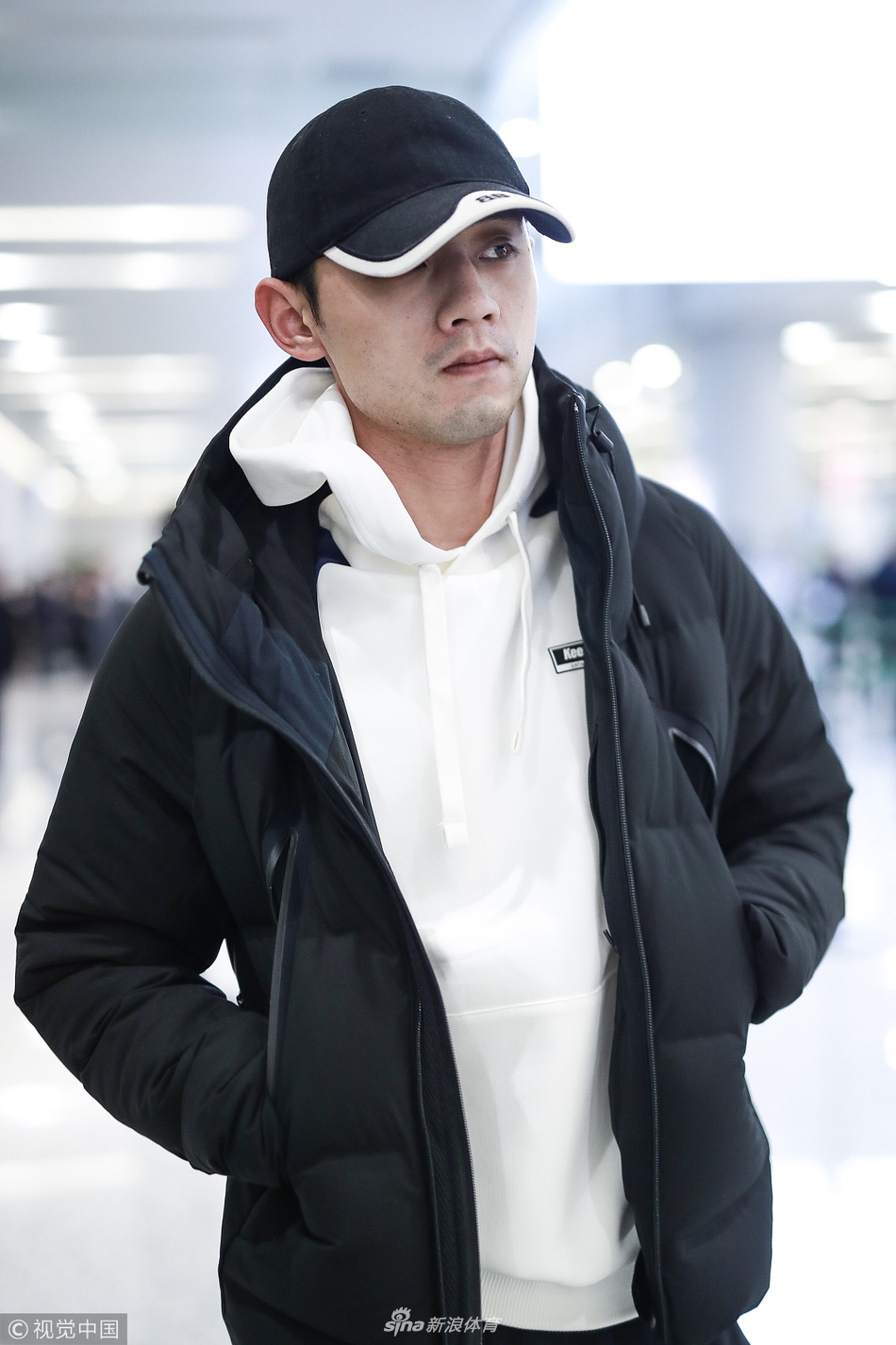 张继科穿黑白款运动装简约低调