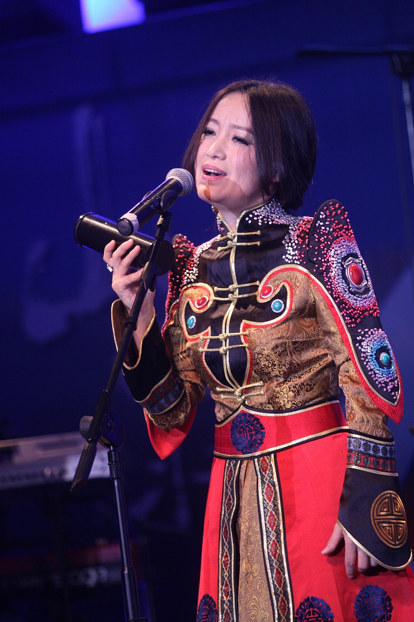 斯琴格日乐,长得最漂亮的蒙古族人!有喜欢她演唱风格的吗?