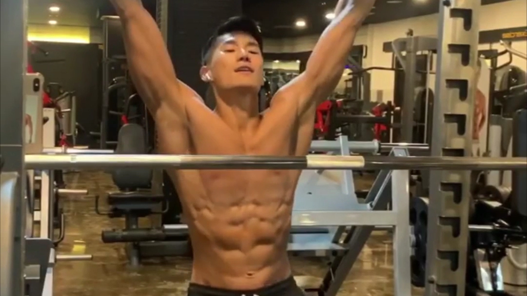 帅哥练就巧克力般的八块腹肌,鲨鱼线如刀刻,胸肌和臂肌也好棒!