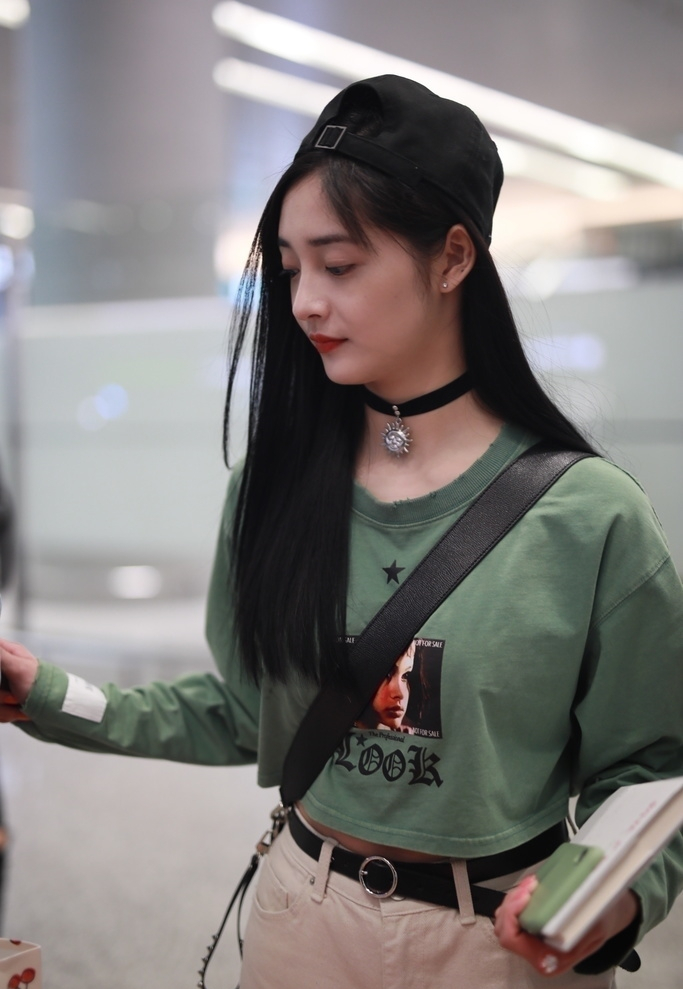 4月25日,周洁琼现身机场,她黑色长发披肩,温柔飘逸,反戴帽子,脖子上