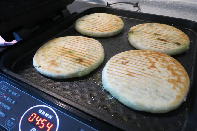 全烫面韭菜饼,皮薄如蚕翼,皮薄馅大好吃的太满足了