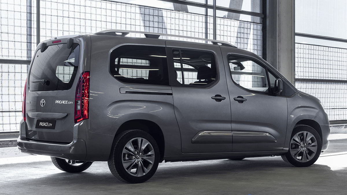 丰田入门级面包车!6座有四驱,座椅还能全部放倒!