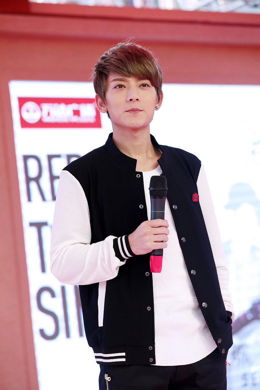 陈翔夜市摆摊#  近期,陈翔卖炸烤肠的行为在网络上引发了广泛的关注