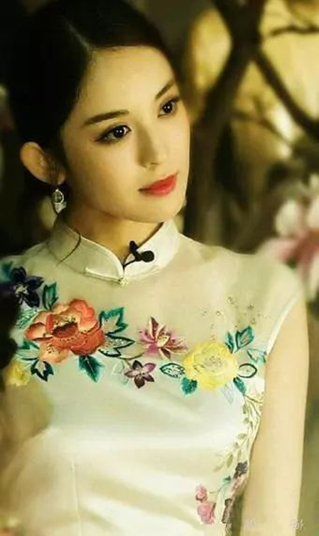内敛温柔中又透着无尽的高贵华丽,无数影视剧中的女子穿上旗袍后彰显