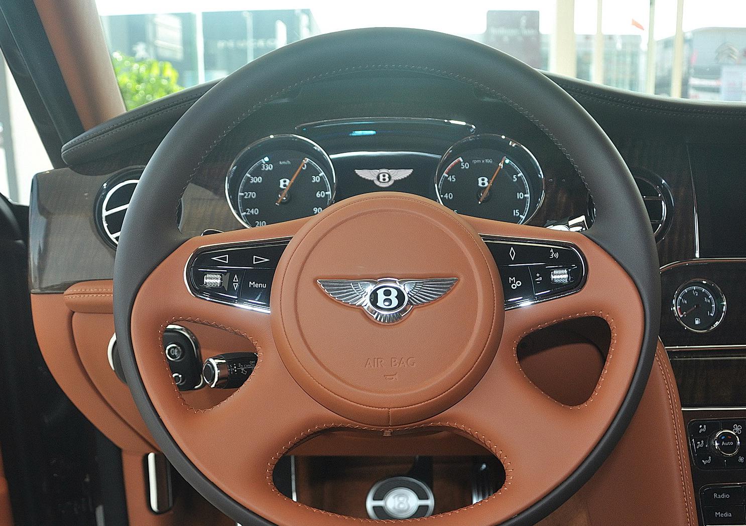 《宾利慕尚》内饰感觉很简约奢华,在设计上也非常的大胆,从车内的高清