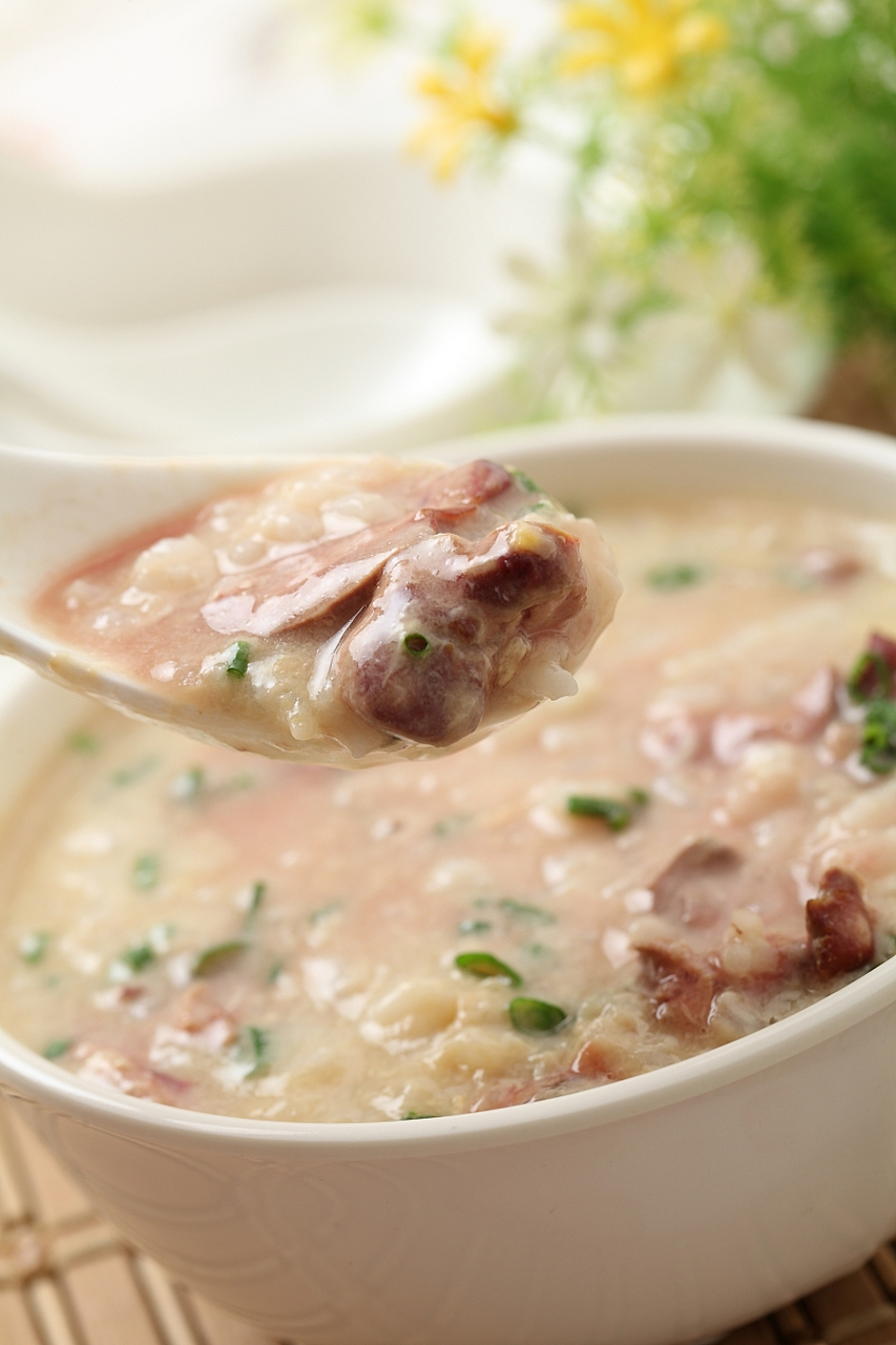 原料:银耳15克,菊花10克,玫瑰花10克,鸡肝100克洗净切薄片备用,调味