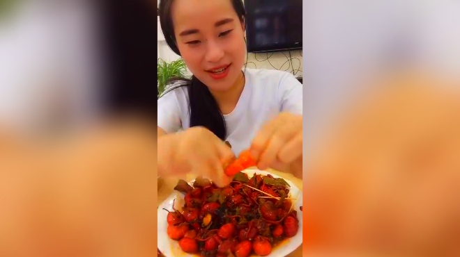 蕾蕾来啦,麻辣龙虾尾,绝对够味!辣死我了!脸都辣红了!