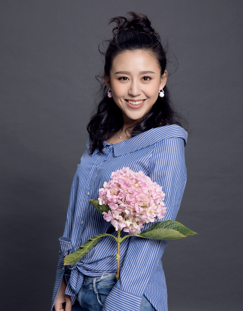 第二位你能认出来吗,就是饰演丫鬟宝娟的,在剧中