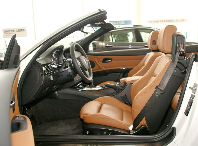 这辆宝马3系敞篷比较适合年轻人开,不仅外观漂亮,内饰也很厚道