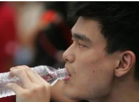 同样是喝水,奥尼尔像喝口服液姚明像喝迷你矿泉水,伊巴卡:看我