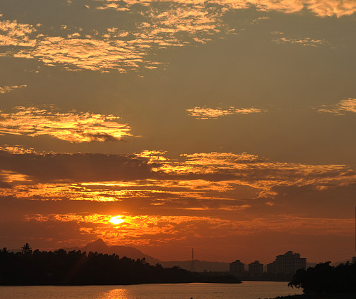 夕阳把她的万把金针收回去,胭脂红的脸上透出几分娇羞,斜斜地挂在山顶