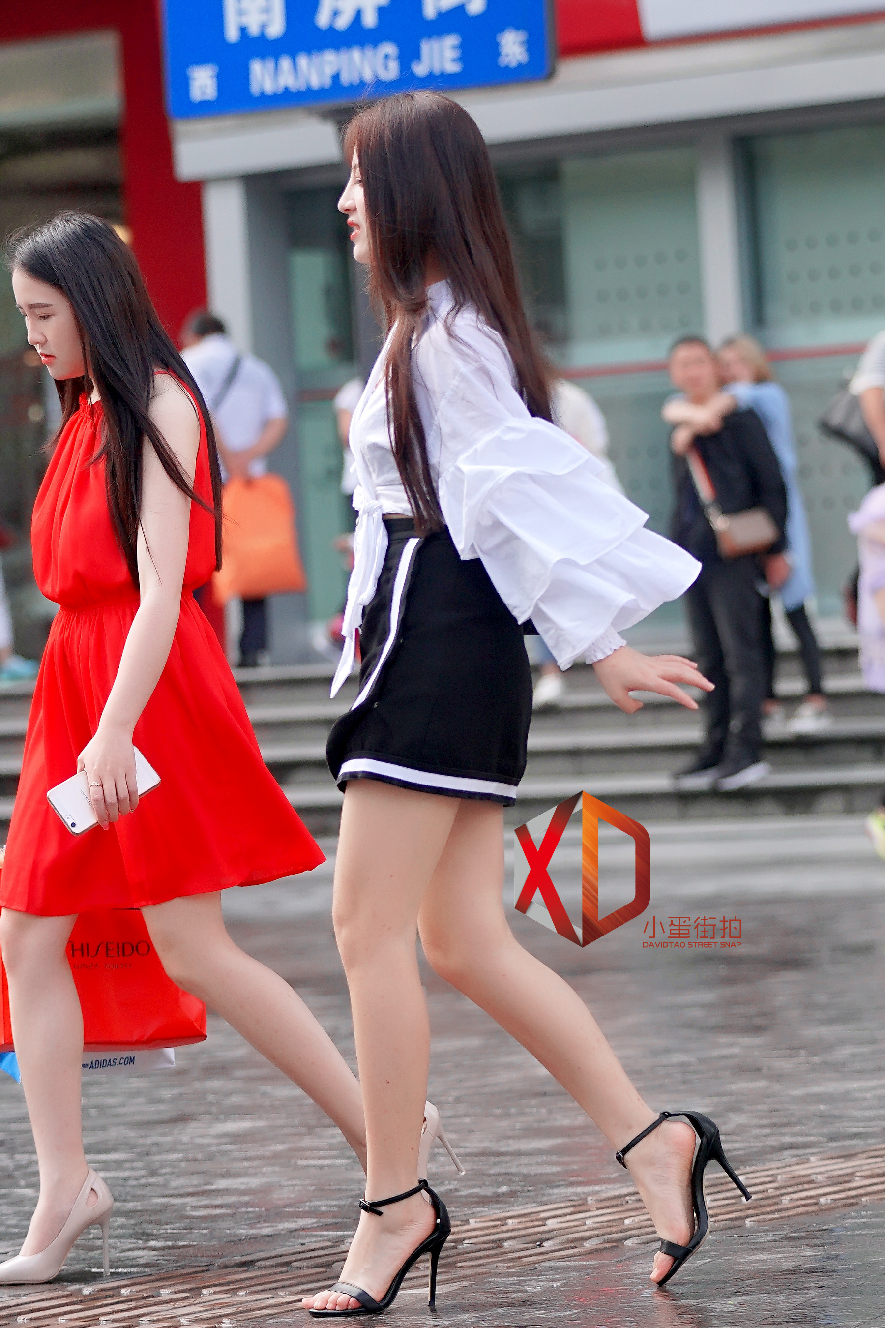 街拍:一身黑色超短裙,高跟鞋更突出了性感大白腿,身材太成熟了