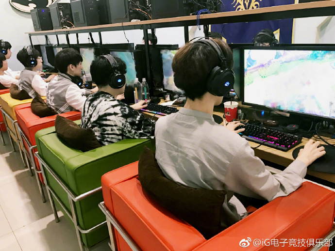 lol:最强开黑网吧五连坐?ig放训练照备战季后赛决赛