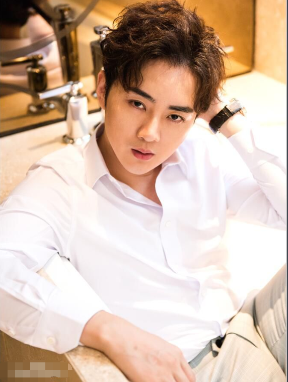 余少群因出演剧情片《梅兰芳》中青年梅兰芳一角而受到关注,并凭借此