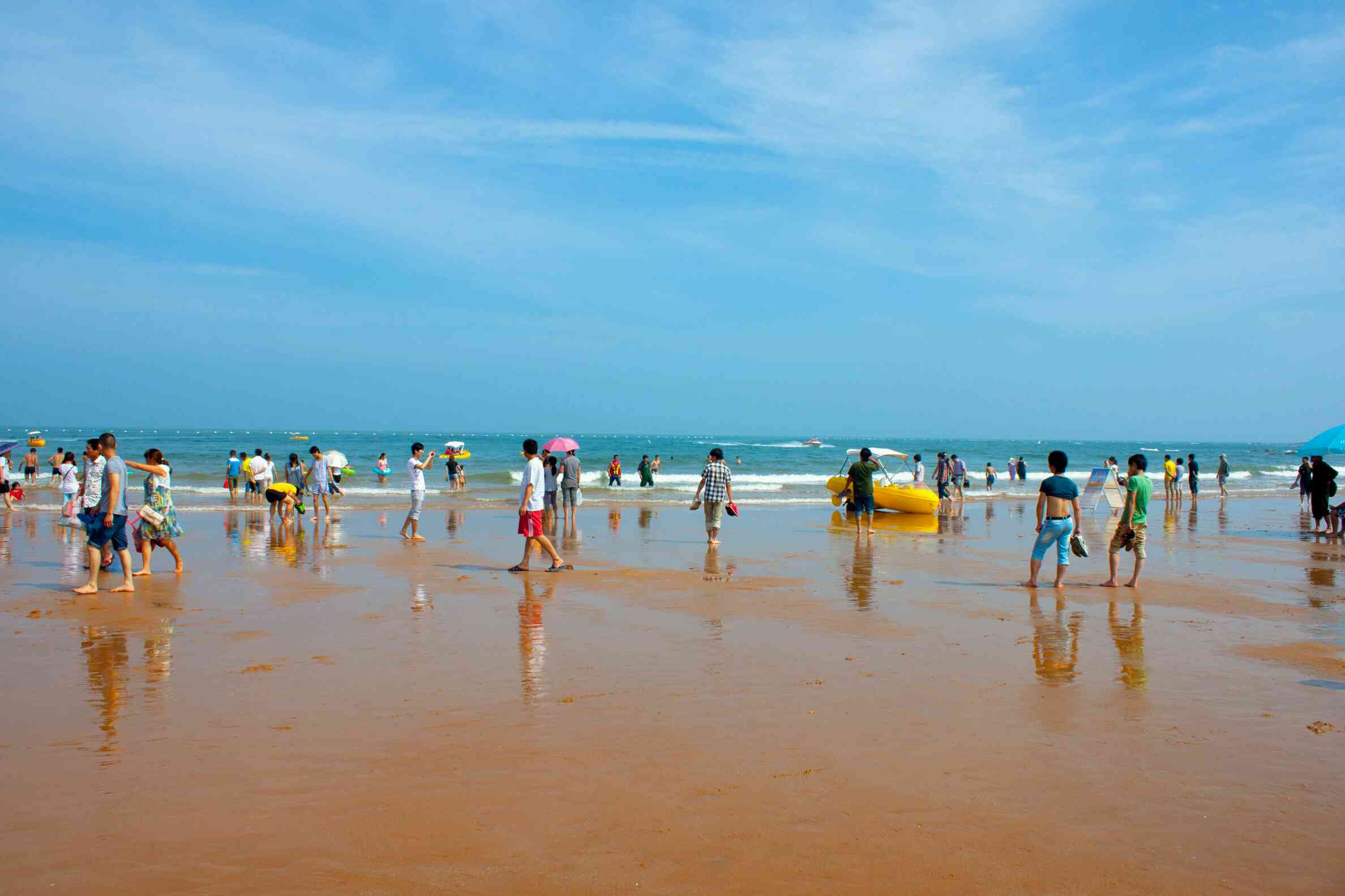 除了青岛黄岛金沙滩,烟台金沙滩,海水很蓝的旅游休闲场所还有这些呢