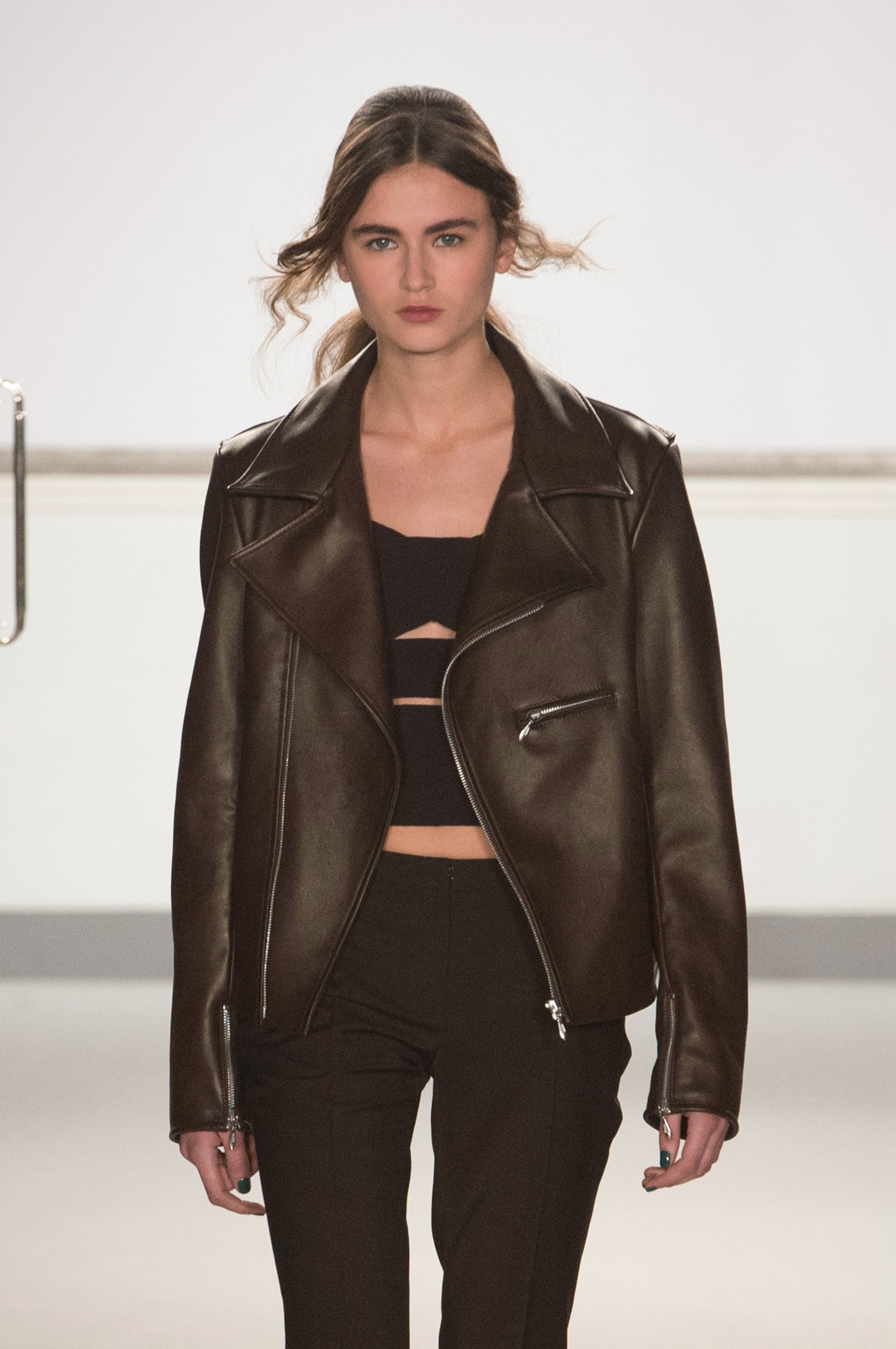 这个人都上身穿了一件深色的皮衣,裤子的颜色比衣服要深一些.