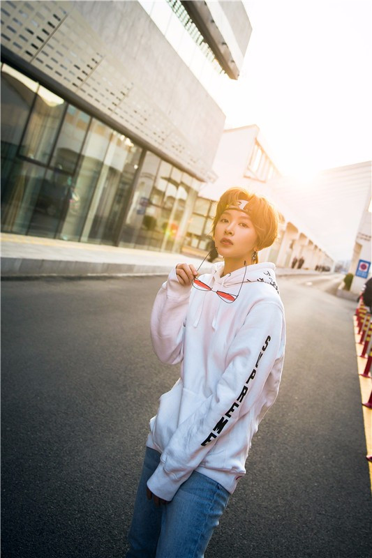李萌萌夕阳街拍二次元走出的滑板少女