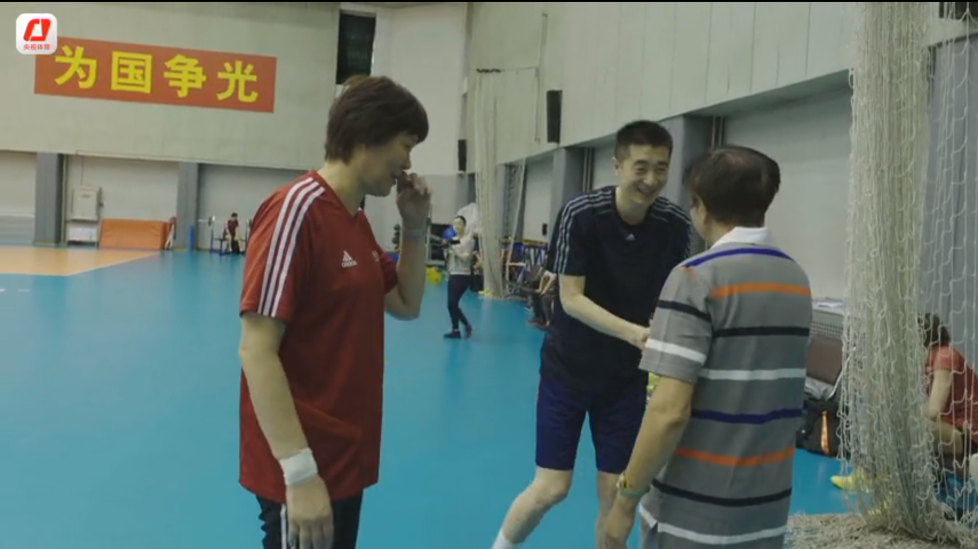 感动!80岁宋世雄给25岁朱婷鞠躬:向女排致敬 郎平阻拦:您德高望重