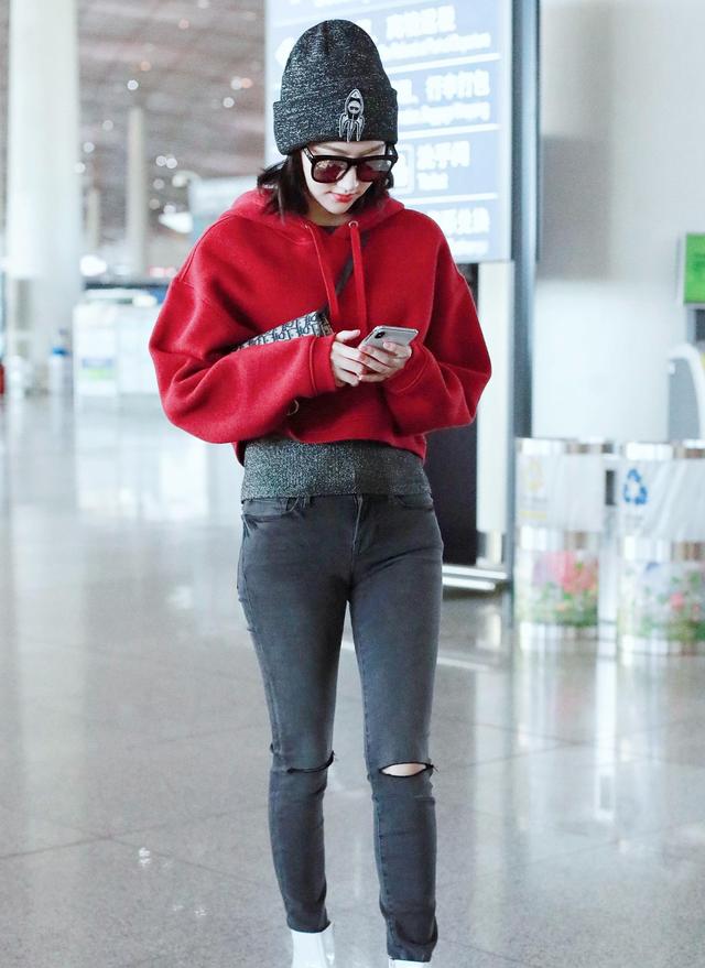 景甜红帽衫搭配牛仔裤现身机场 戴毛线帽保暖又时尚