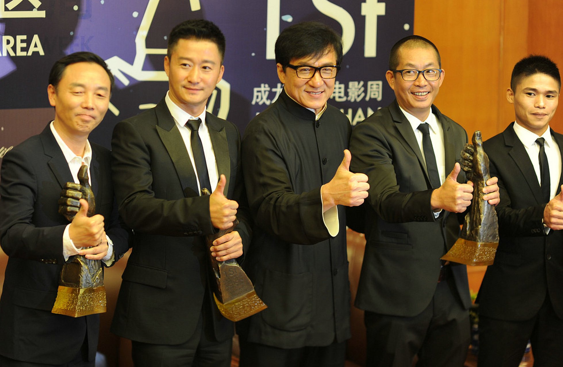 成龙疑似内涵吴京,惹网友争议!