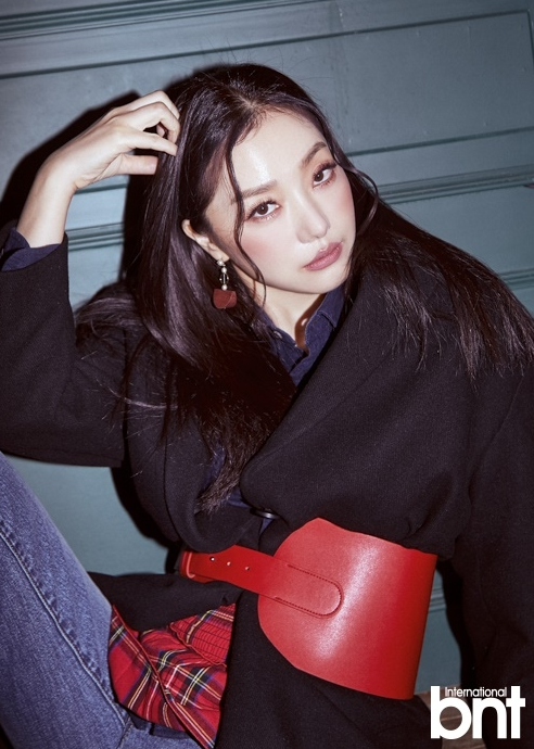 郑素英拍写真,称《我的黄金光辉人生》为"人生之作"