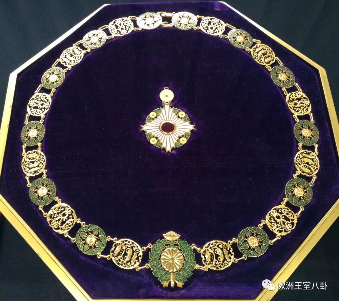 君主胸前为什么要挂大链子?也谈谈日本王室的勋章