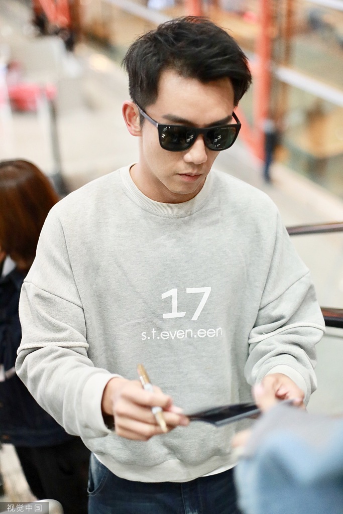 郑恺摘墨镜后秒变呆萌小生 抿嘴举剪刀手配合营业