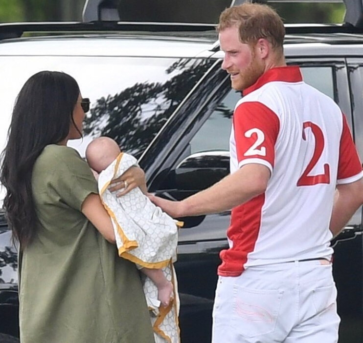 阿奇小王子皮肤竟没p!梅根携子亮相,阿奇白到发光一点不像妈妈