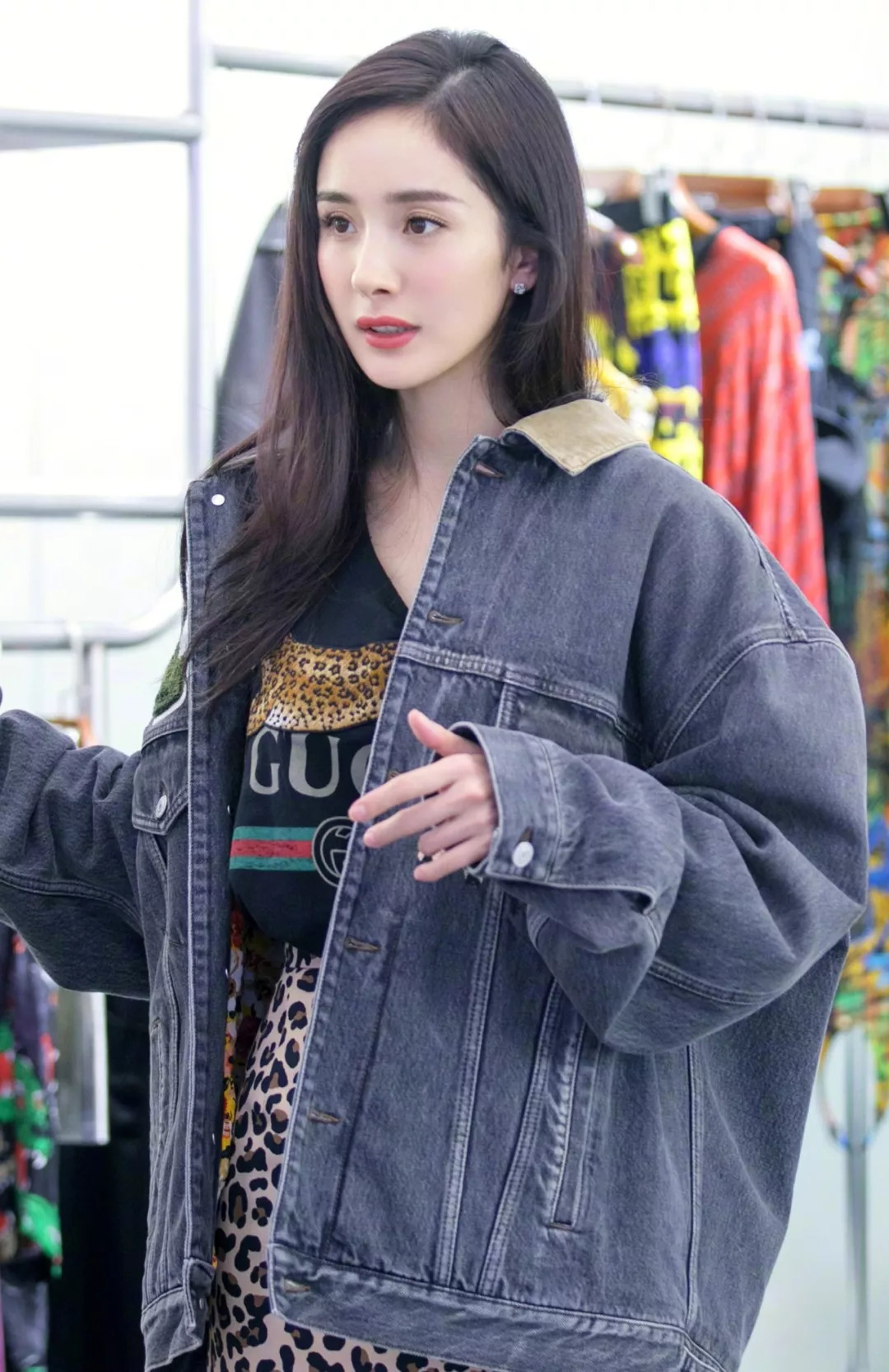 杨幂懒理与谢霆锋的绯闻,穿素雅旗袍现身新剧,网友:心挺宽