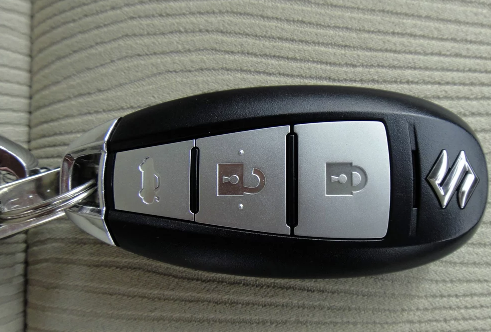 车钥匙的设计很好看,颜值很出众,使用起来手感和质感也都很到位,足以