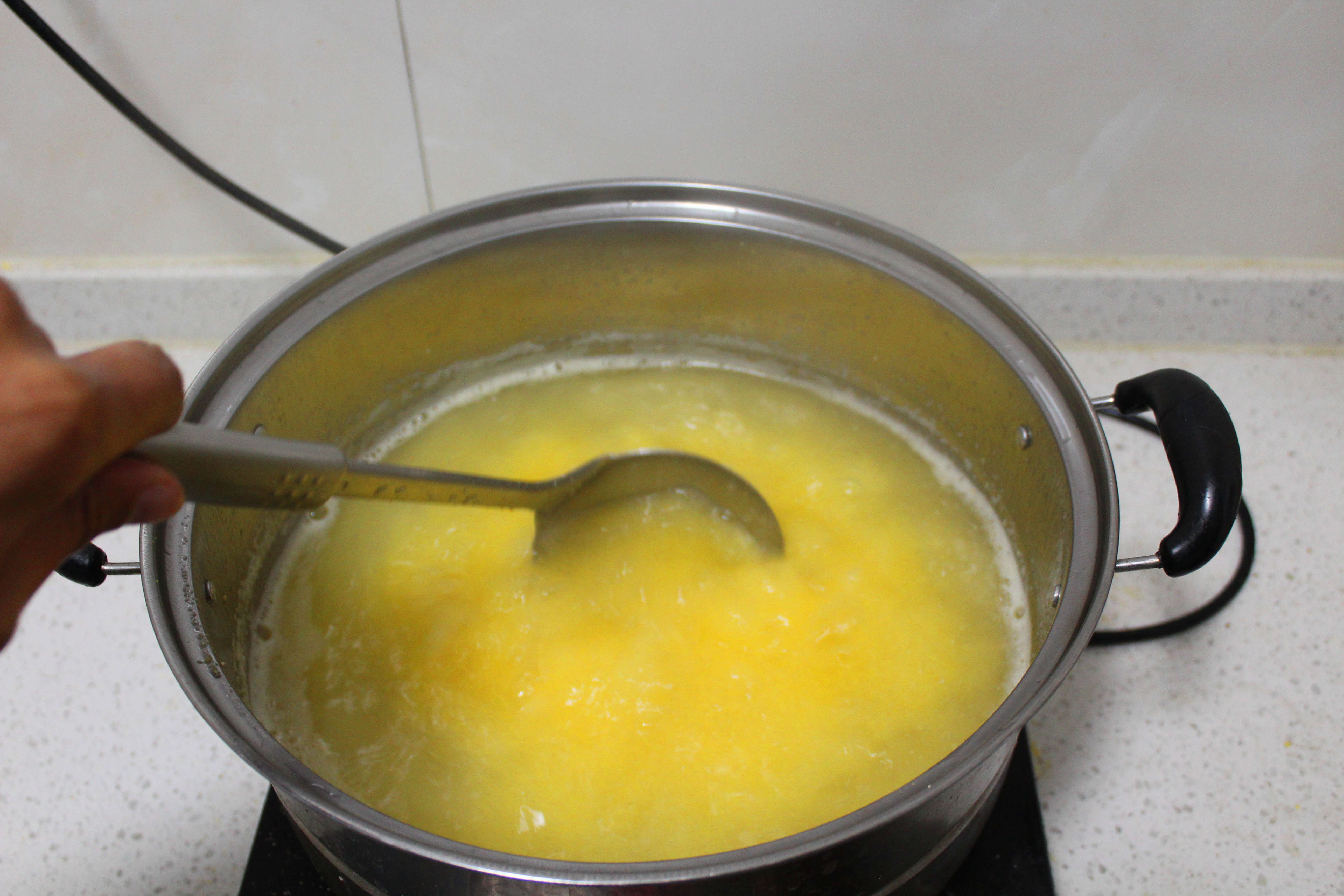 在冬天红薯玉米粥,这样熬制,又甜又香大人小孩都喜欢