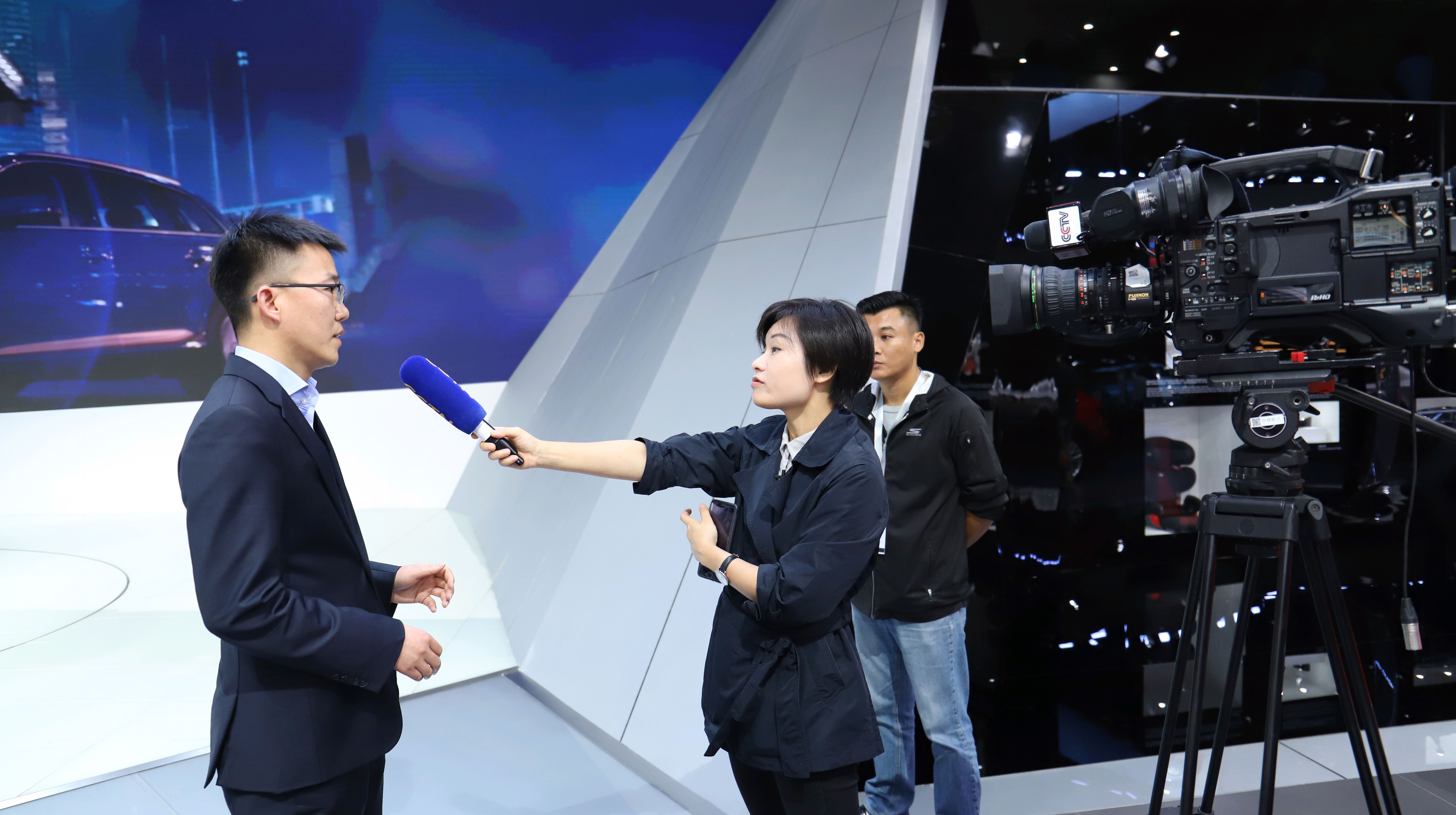 cctv海外频道记者在车展现场采访