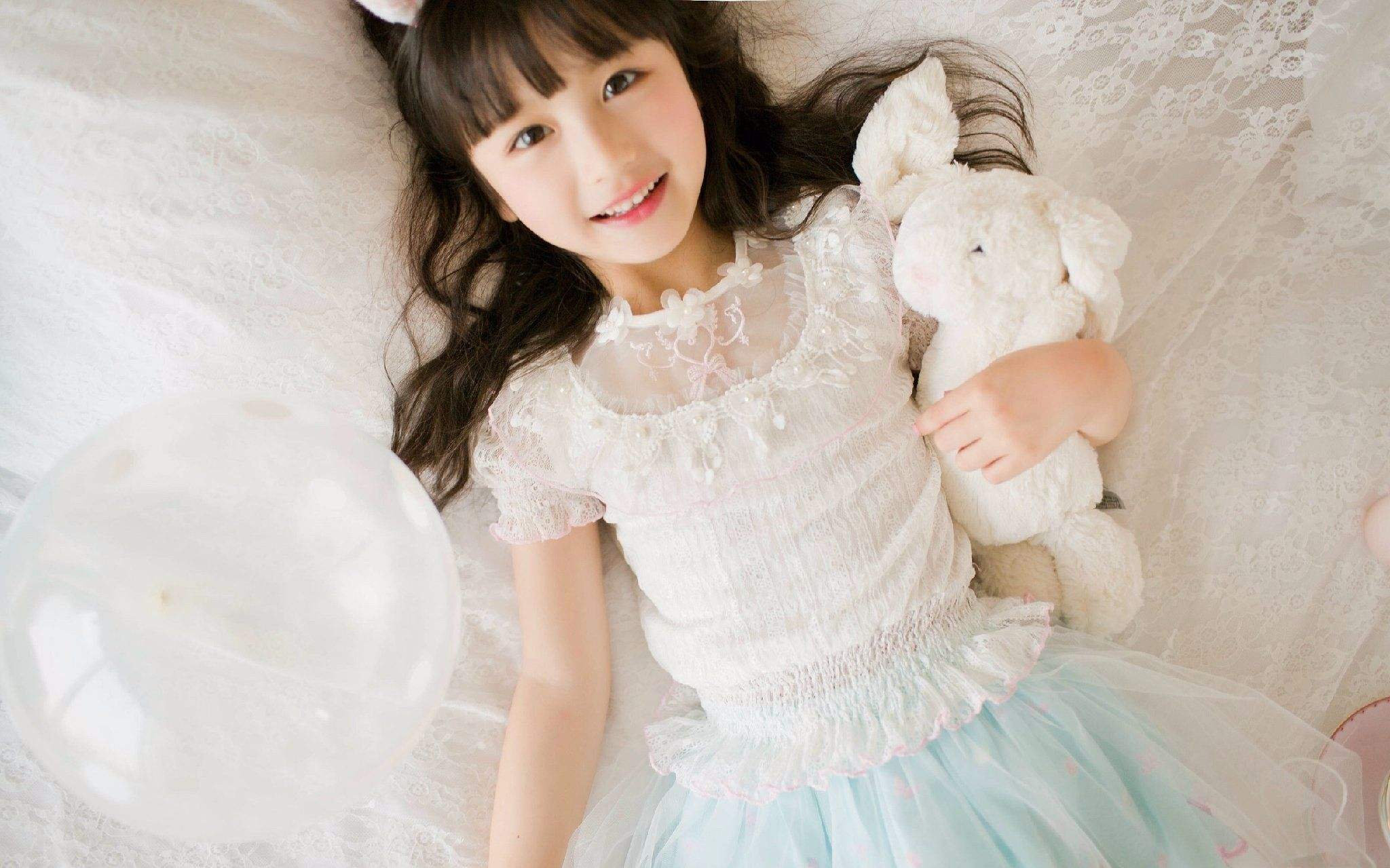 裴佳欣被问是不是班里最美的,她的回答受到点赞,众人直呼智商高