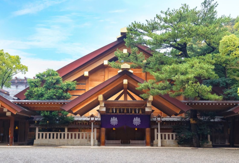 日本最古老的神社之一,展示着草剃剑等历史文物,享有极高威严!