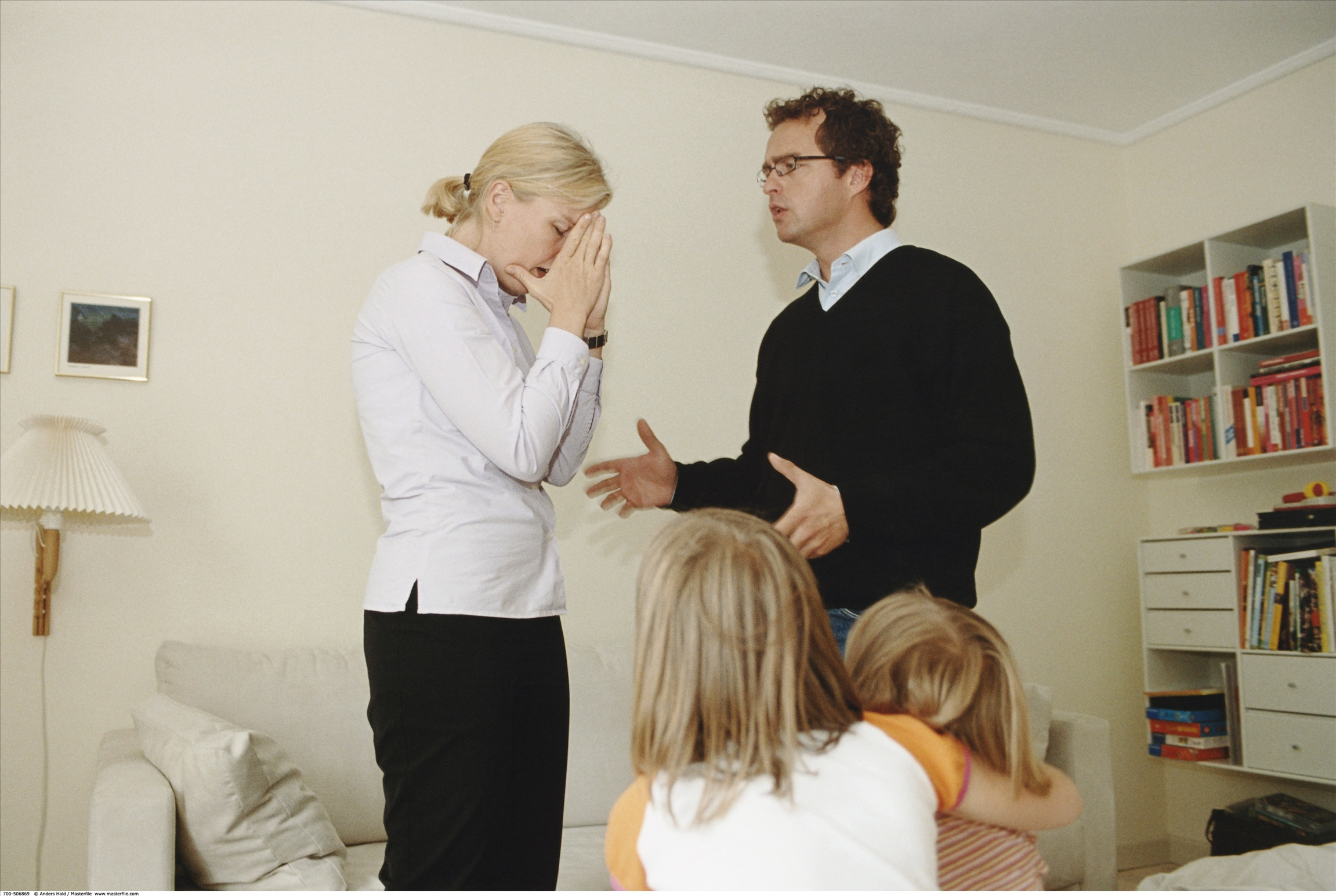 爸爸妈妈喜欢在孩子面前吵架,该怎么办?聪明的爸妈才不这样