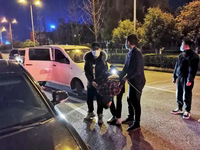 鸣枪,逃跑,追捕……刑警演绎真实版"警匪"大片