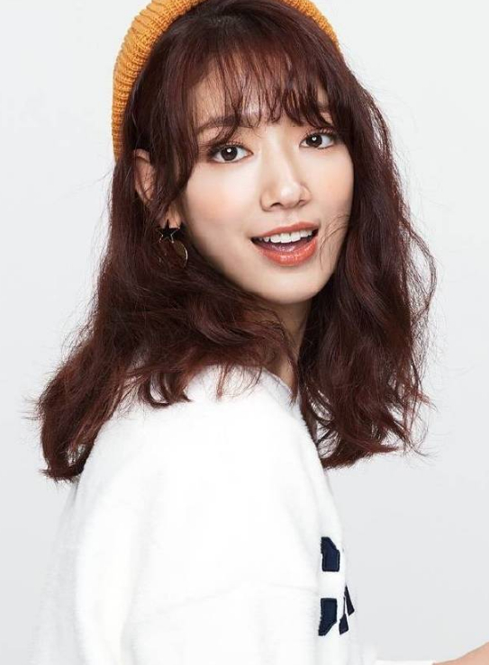 穿着白色上衣,空气刘海的她更是美回了18岁