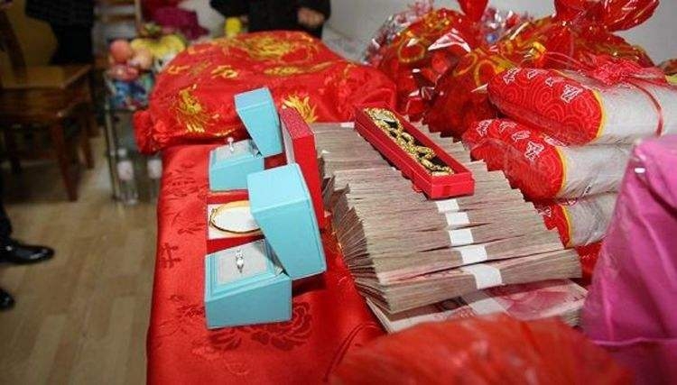 订婚第二天未婚妻拿18万彩礼回娘家,未婚夫追上去被问