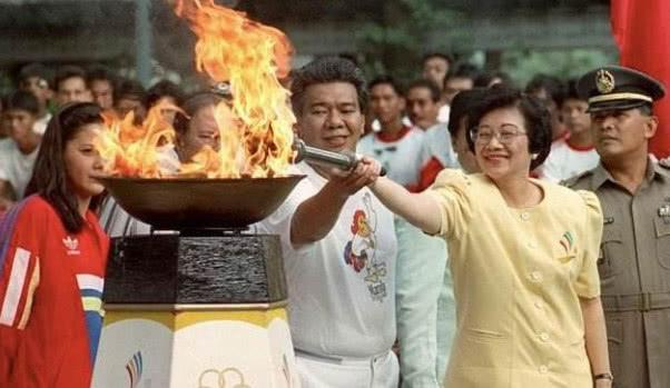 她是菲律宾第11任总统,祖籍中国亚洲第一位女总统科拉松·阿基诺