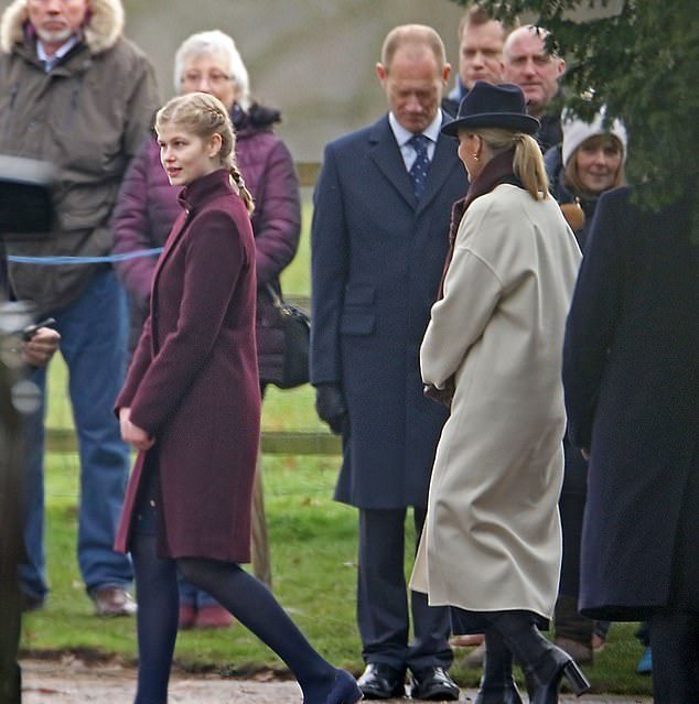 15岁的路易丝·温莎夫人这件衣服惊艳全场,与凯特王妃形成对比!