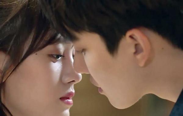 鞠婧祎究竟有多瘦?当mike抱起她时,网友:这斜挎包真不错!