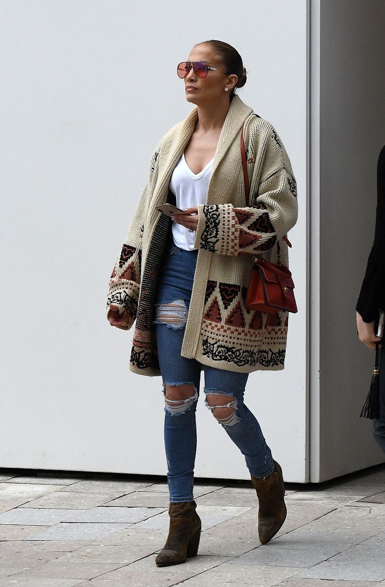 詹妮弗·洛佩兹街拍:dior图腾毛衣外套牛仔裤 尽显异域风情