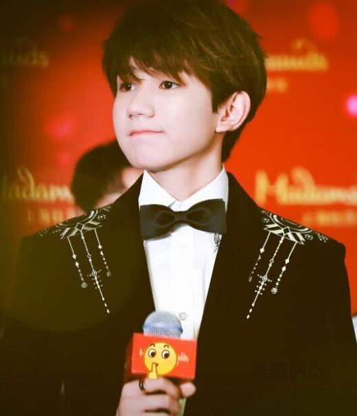 tfboys蜡像揭幕,三人看到蜡像的表情大不同?易烊千玺努力憋笑中