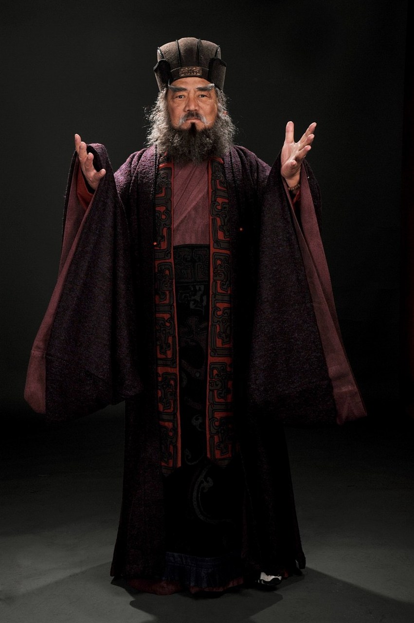 至北掖门,李肃等持长戟刺董,董穿铠甲未伤要害,但手臂受伤.