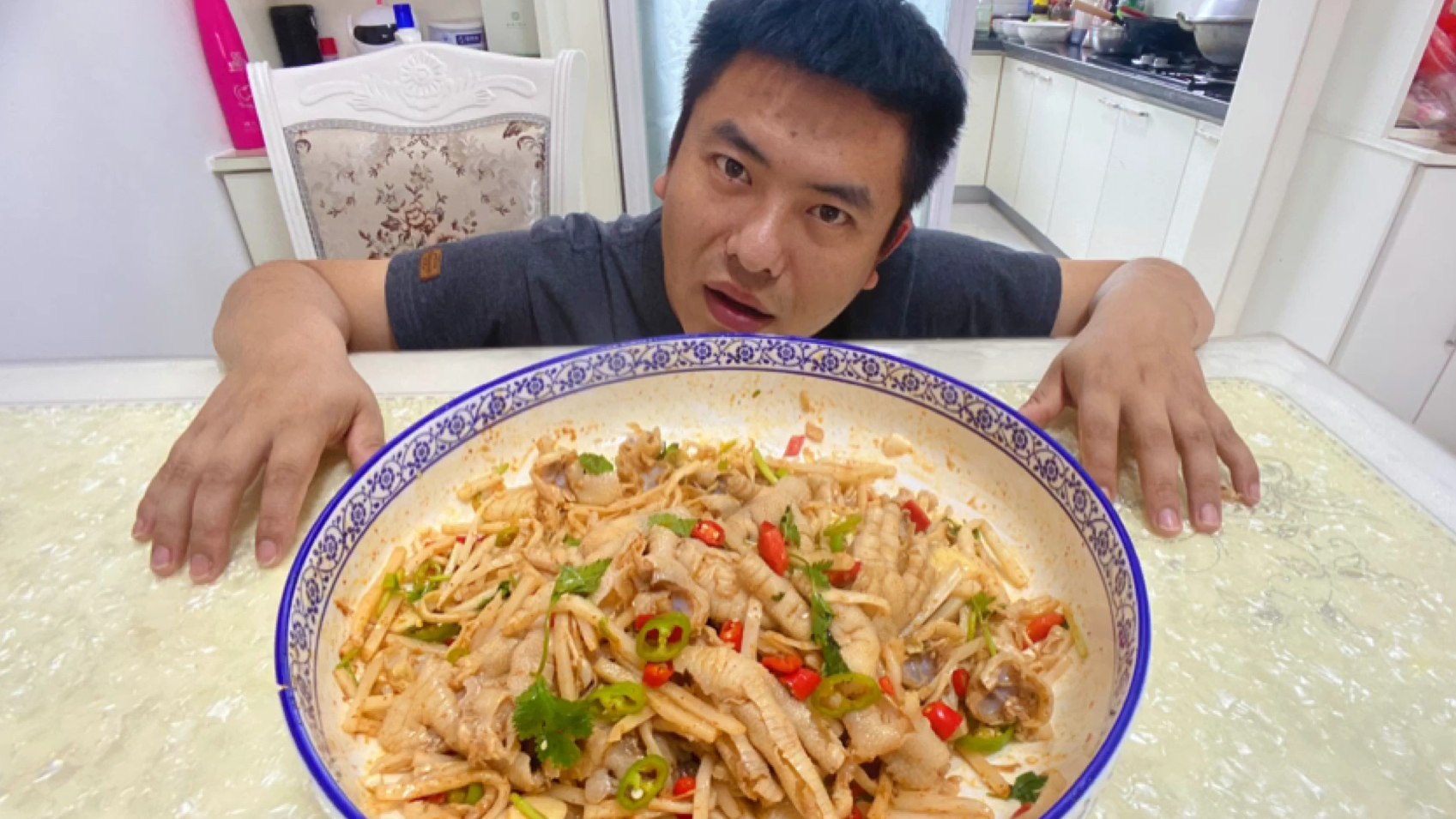梁子30块钱买22个鸡爪,做道麻辣“无骨凤爪”拌笋丝,嘎嘣脆